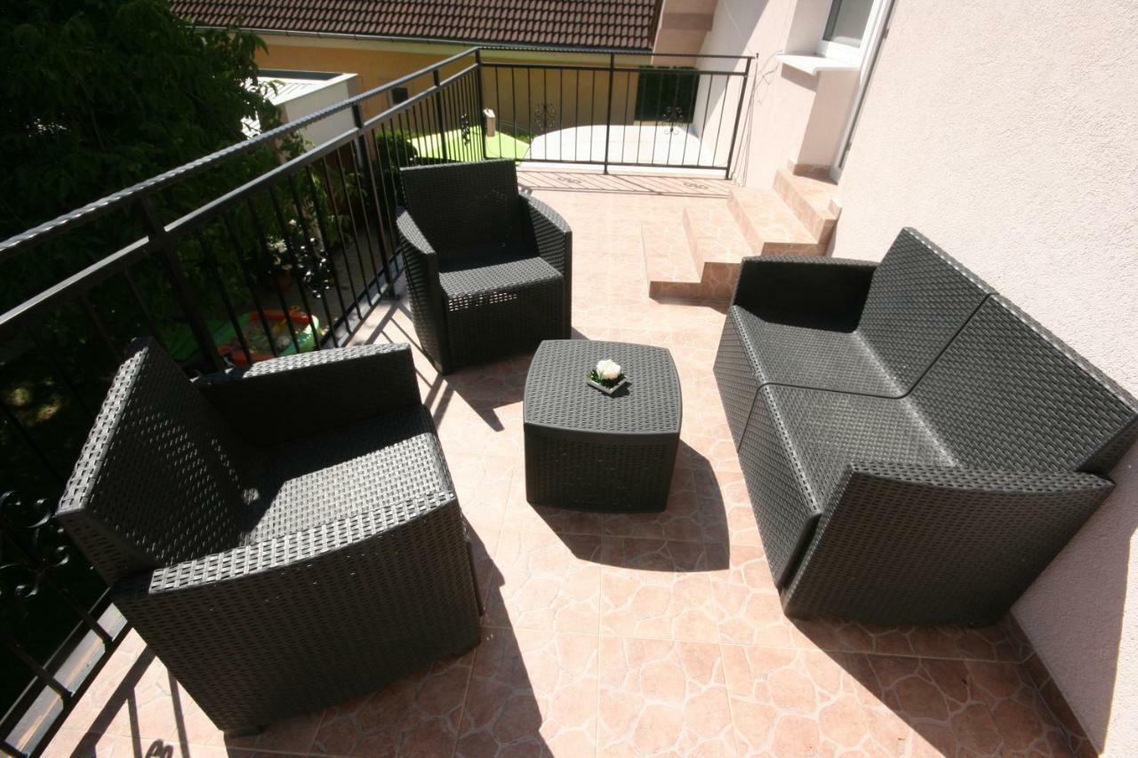 Walnut Apartment With Sauna And Pond ตอปอลชานี ภายนอก รูปภาพ