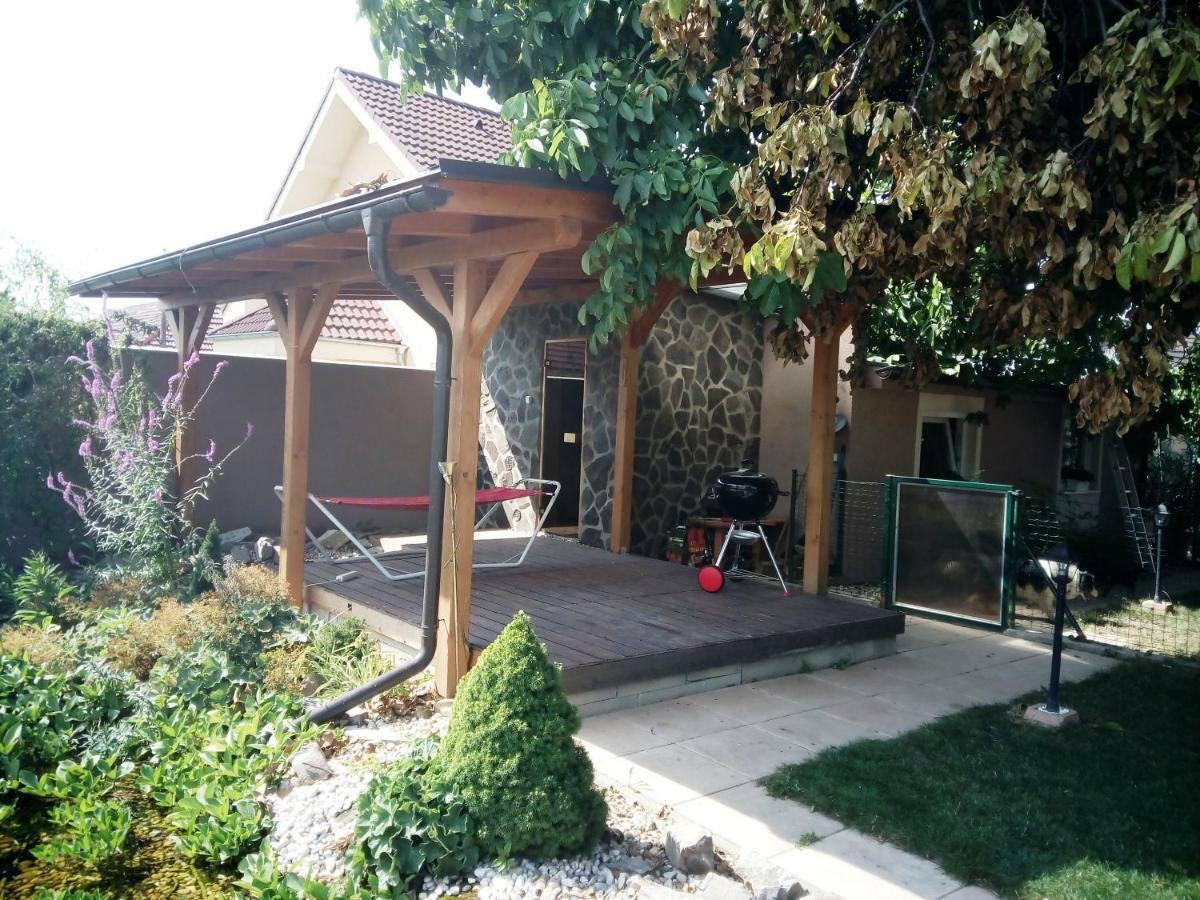 Walnut Apartment With Sauna And Pond ตอปอลชานี ภายนอก รูปภาพ