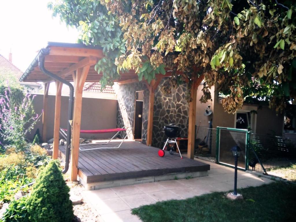 Walnut Apartment With Sauna And Pond ตอปอลชานี ภายนอก รูปภาพ